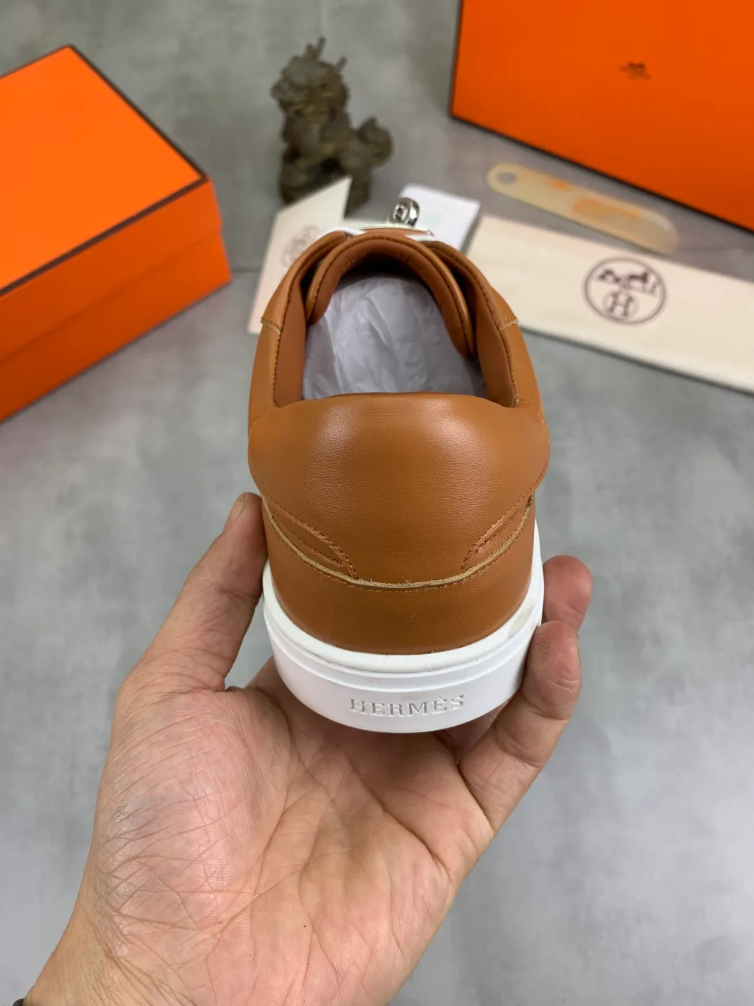 Men's men's shoes 💰P640 New Hermes top version Hermès classic couple style #𝐊𝐞𝐥𝐥𝐲 buckle casual white shoes skateboard shoes that will not conflict with shoes at all. Full of unknowns, Hermès rarely produces flat casual shoes and they are paired with classic palladium-plated Kelly shoe buckles! You'll fall in love with it at first sight. It's super versatile and can be worn with any skirt or pants. 🉑️Close your eyes and wear it. It's super noble. Fabric: Specific cowhide/canvas material. Lining: Sheepskin lining. Outsole: Original molded TPU outsole. Size: 35-45.